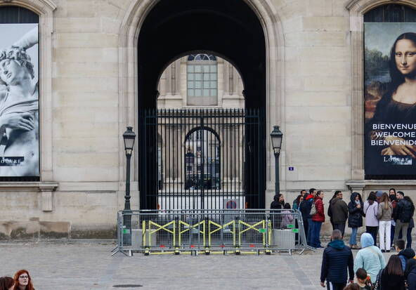 Vol de bijoux au Louvre: deux hommes en garde à vue