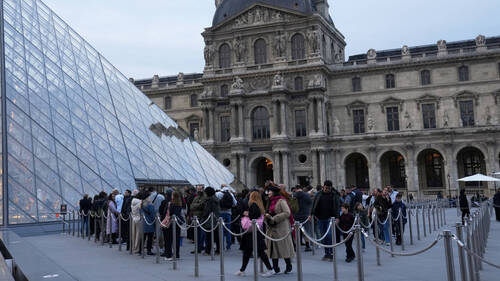 Le Louvre a rouvert mercredi, trois jours après le vol des bijoux