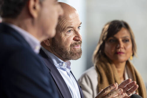 Nicolas Walder, centre, nouvel elu Les Verts au conseil d'Etat, entoure du president du Parti socialiste Thomas Wenger, gauche, et de la presidente Les Verts Geneve Maryam Yunus Ebener, droite, s'exprime sur le plateau de television Leman Bleu, au lieu de la presentation des resultats du 2e tour du second tour de l'election complementaire du Conseil d'Etat genevois provoquee par la demission du conseiller d'Etat Antonio Hodgers, ce dimanche 19 octobre 2025 a Geneve. Apres la demission d'Antonio Hodgers, les Verts conservent leur siege au Conseil d'Etat genevois. Selon les resultats anticipes, Nicolas Walder a 4558 voix d'avance sur l'UDC Lionel Dugerdil dimanche, au second tour de l'election partielle. (KEYSTONE/Salvatore Di Nolfi)