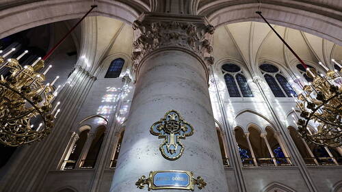 Le monde redécouvre Notre-Dame, Macron prédit "un choc d'espérance"