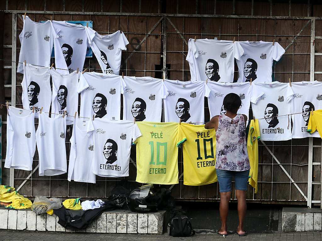 Les Brésiliens rendent un dernier hommage au Roi Pelé