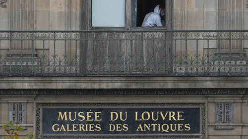 La direction du Louvre défend la qualité des vitrines fracturées
