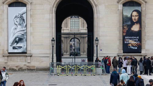 Vol de bijoux au Louvre: deux suspects en garde à vue