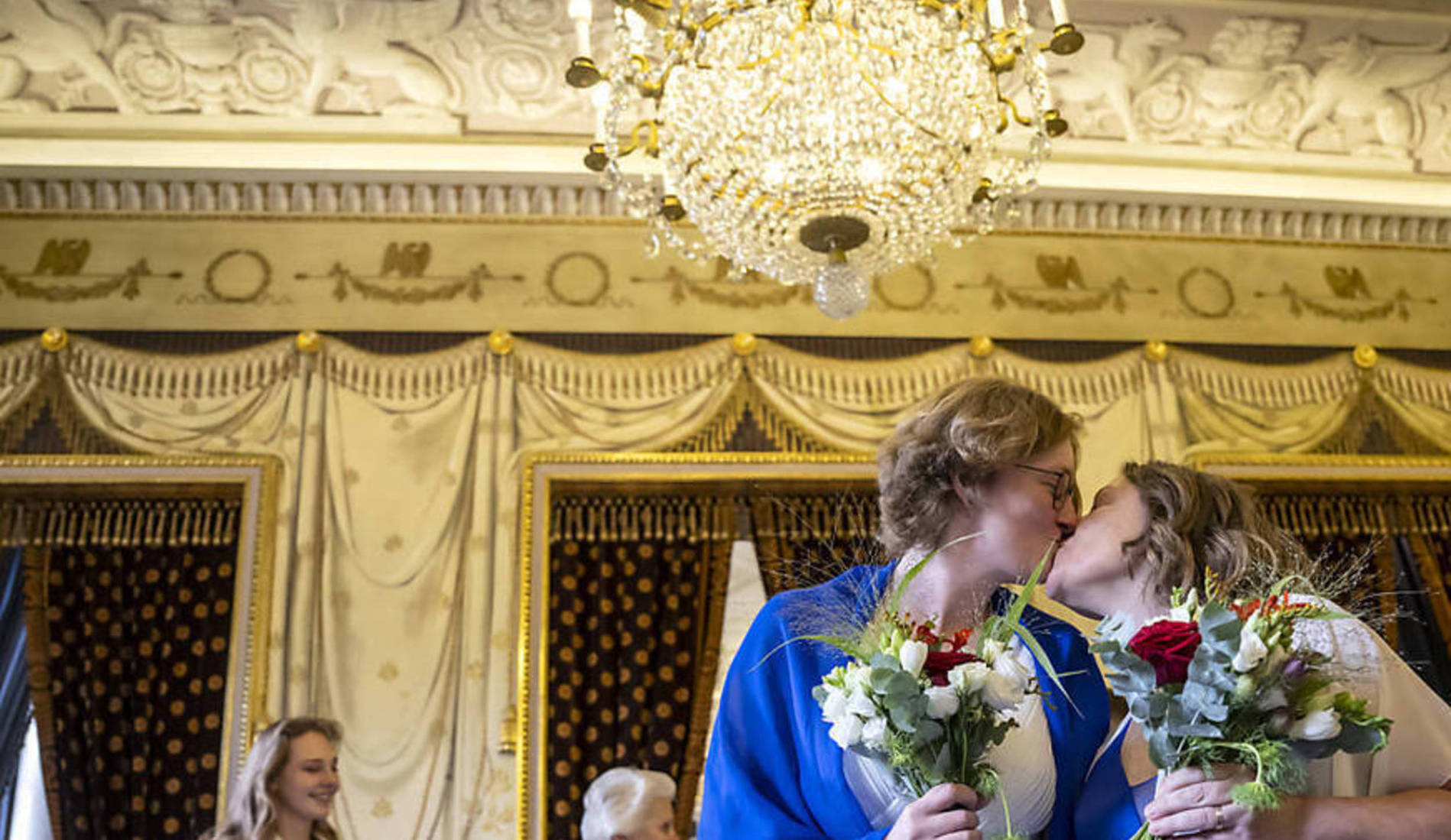 Un premier couple de femmes passe devant la Maire de Genève