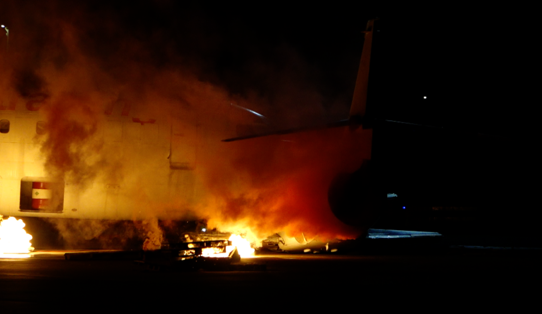 Des avions en feu sur le tarmac de l’aéroport