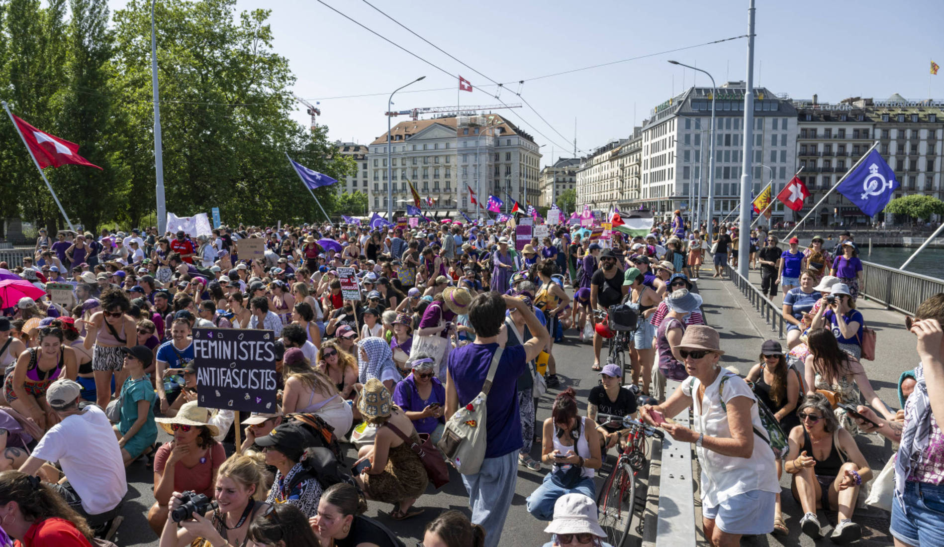 Des milliers de femmes défilent dans les rues de Suisse romande