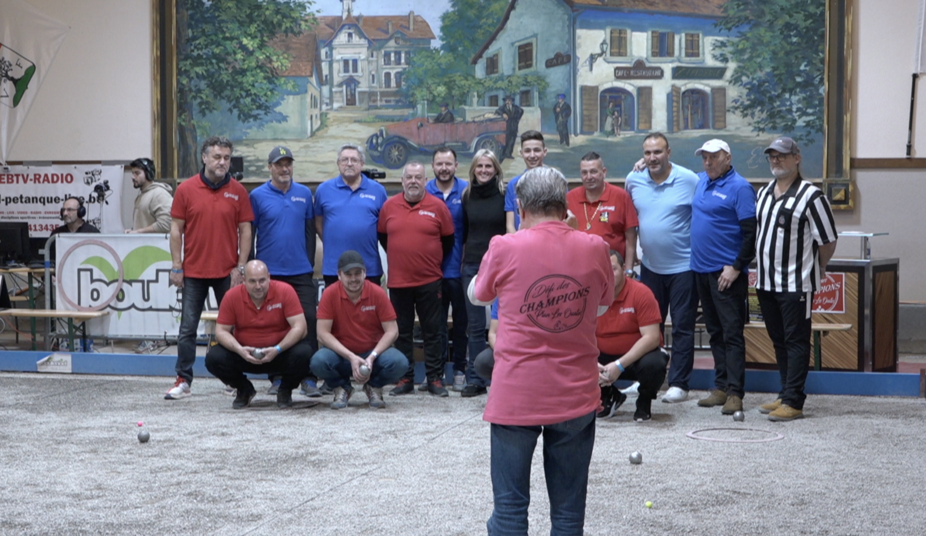 Des champions de pétanque défiés par des amateurs