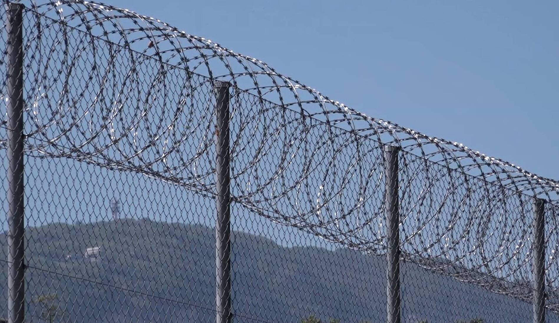 Pourtant expulsé à vie, un malfrat français reste en prison à Genève