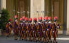 Le pape aux gardes suisses: «moins de portables, visitez Rome»