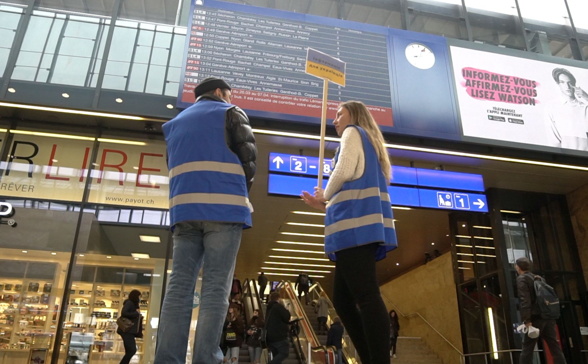 Des bénévoles accueillent les réfugiés à la gare