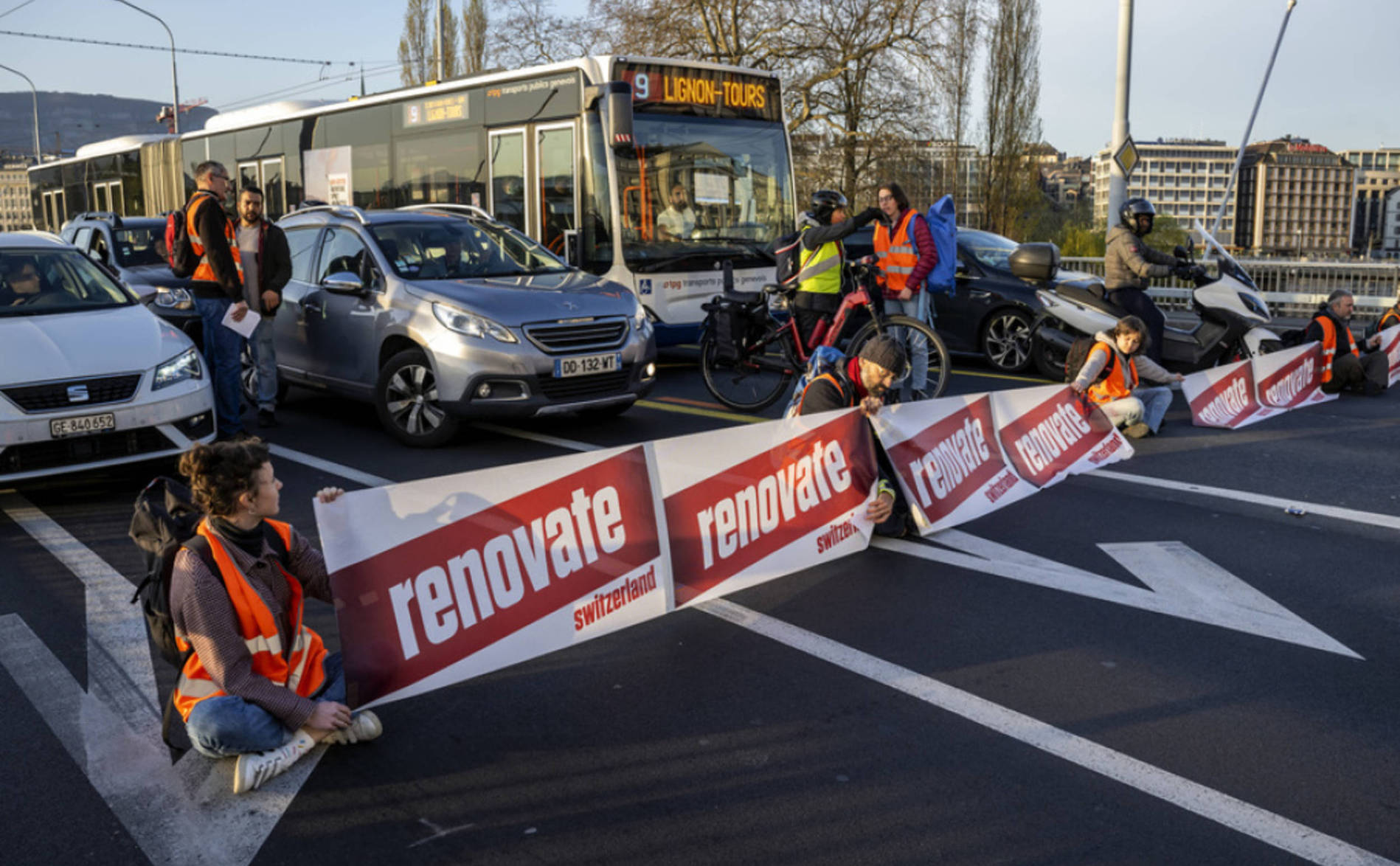 Des militants pro-climat bloquent le pont du Mont-Blanc