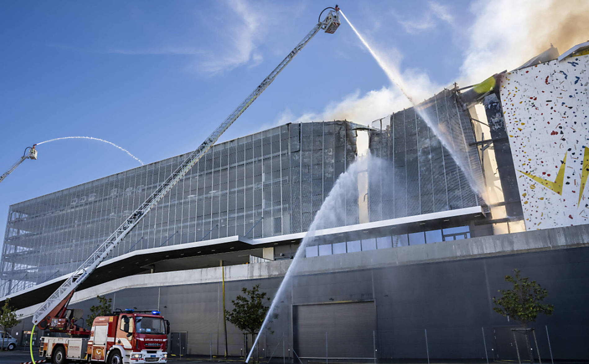 Important incendie dans la zone industrielle de Satigny (GE)