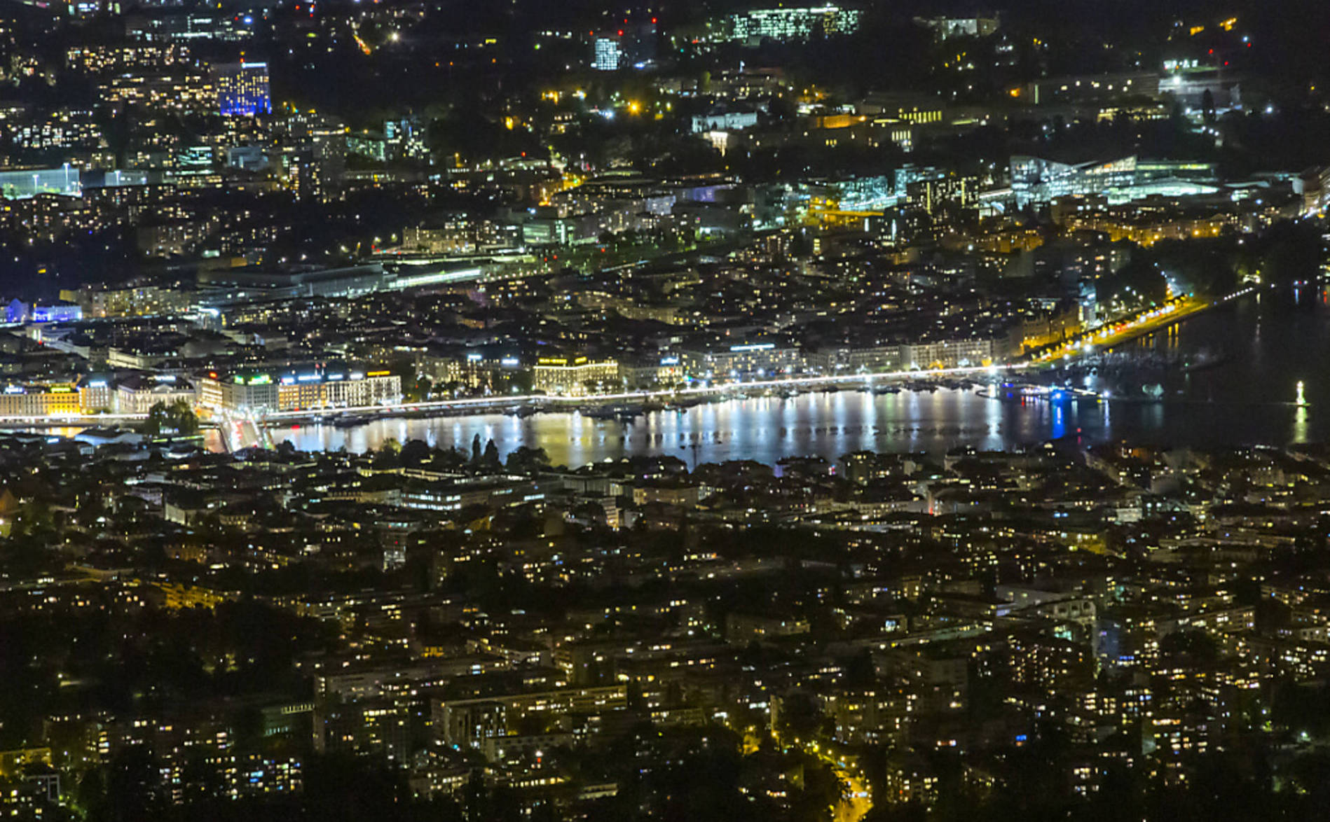 Campagne de la Ville de Genève contre l'éclairage commercial