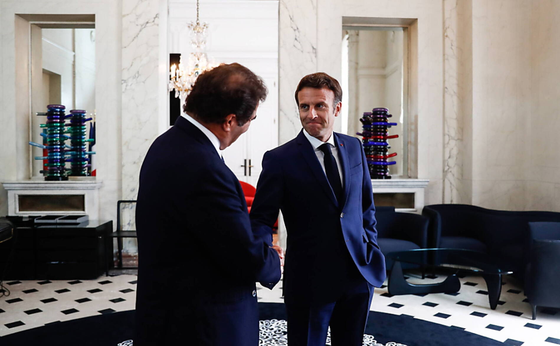 Macron poursuit ses consultations, ronde des postes à l'Assemblée