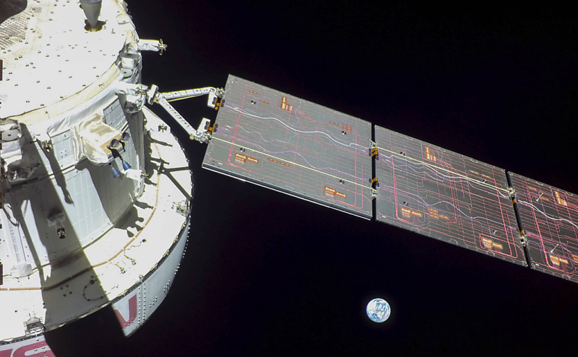 Le vaisseau Orion placé en orbite lunaire