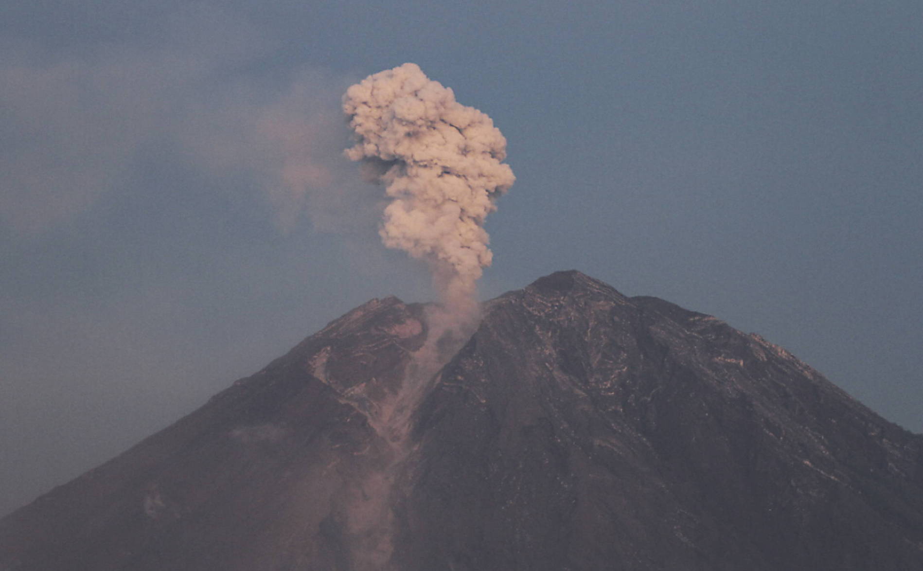 Les évacuations se poursuivent après l'éruption du volcan Semeru