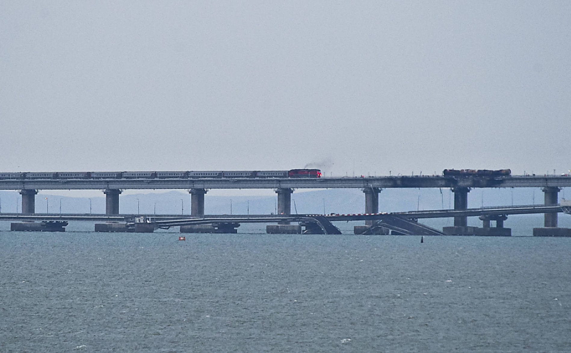 Poutine a roulé sur le pont de Crimée, partiellement détruit