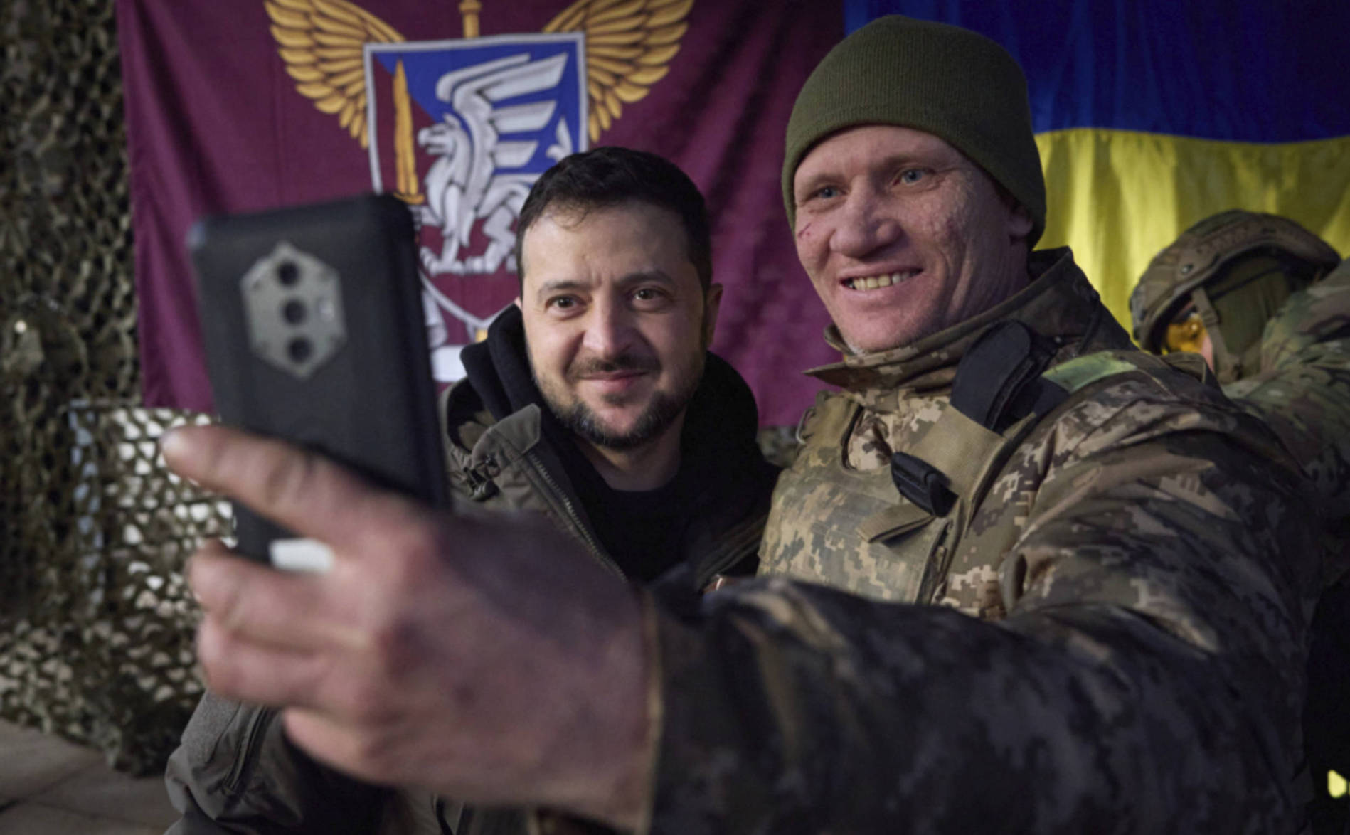 Zelensky près du front, nouvelle frappe au drone sur une base russe