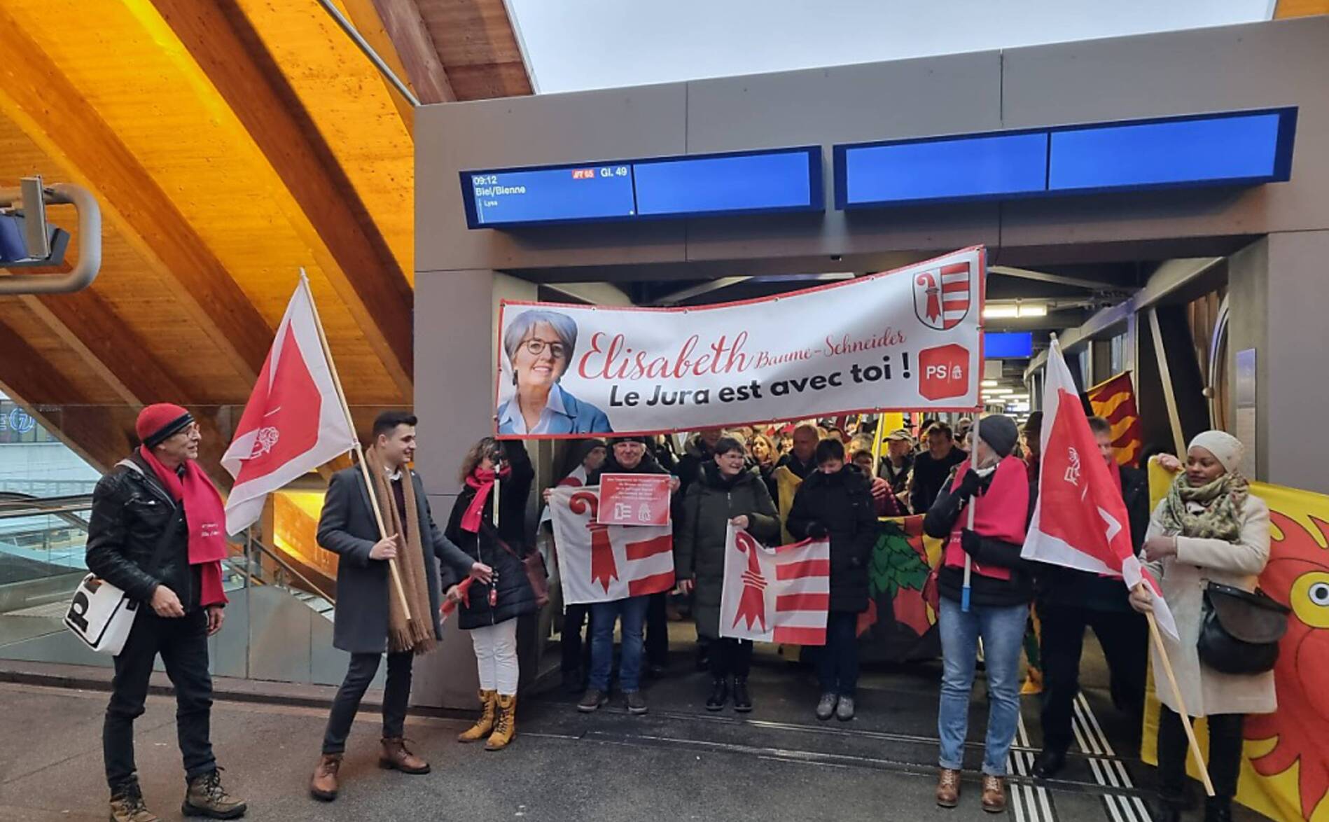 Les supporters d'Elisabeth Baume-Schneider débarquent à Berne