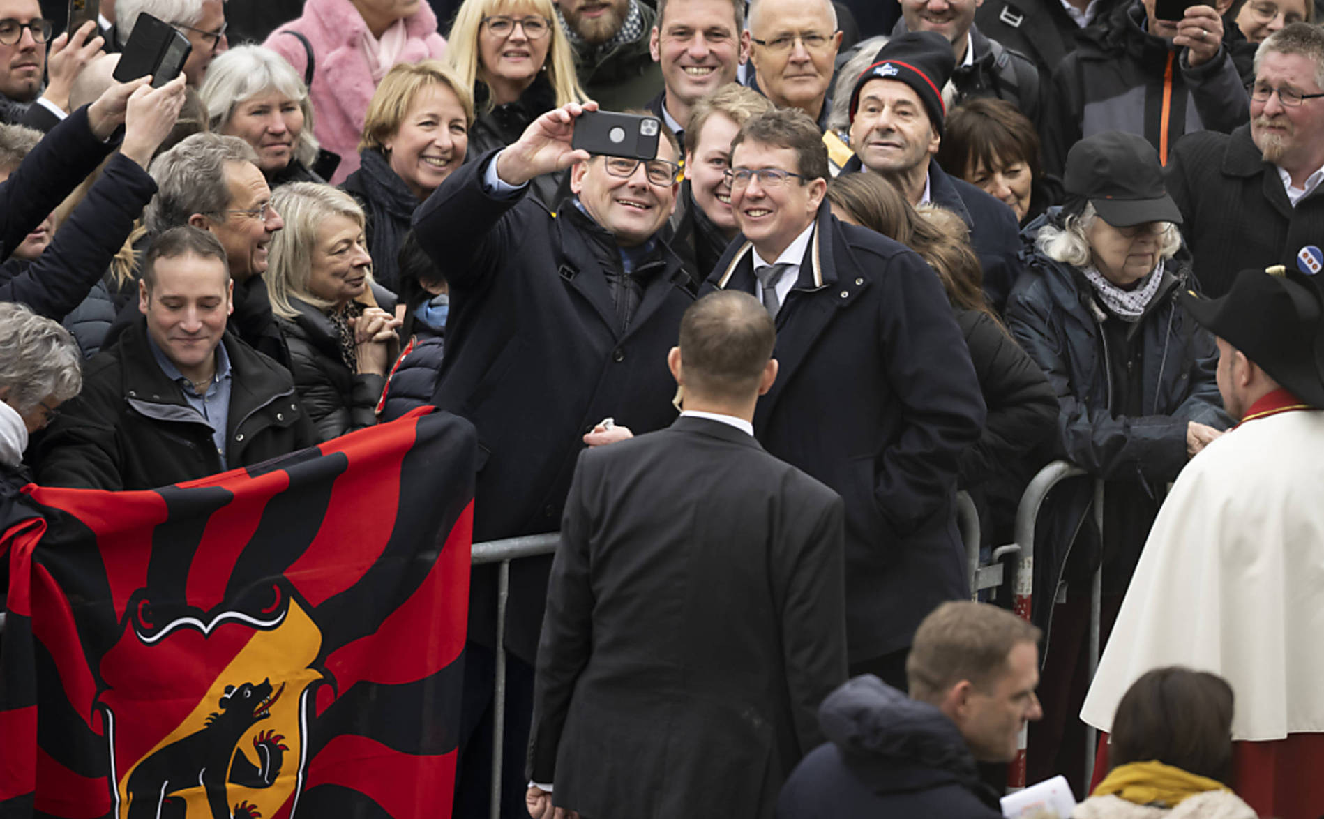 Albert Rösti fêté par les siens sur la Place fédérale