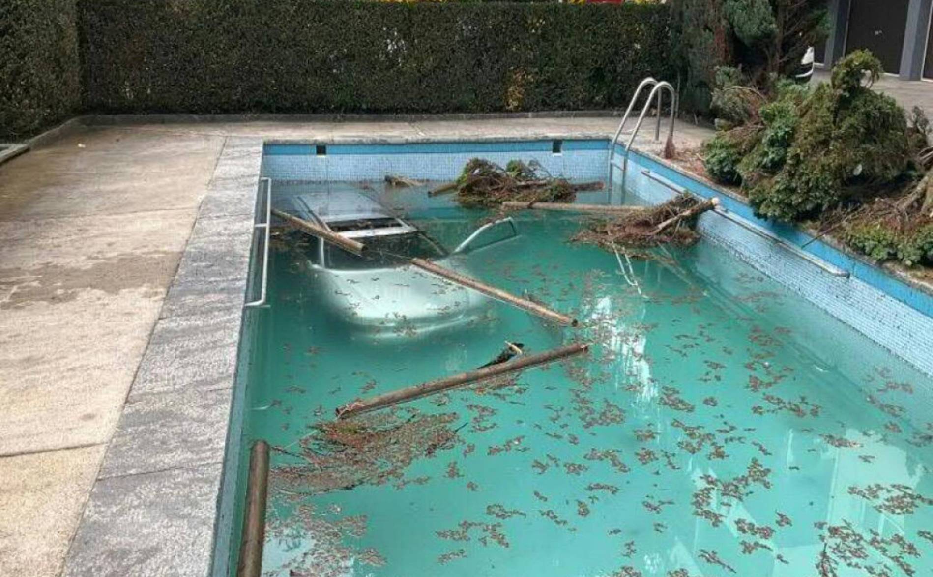 Clarens: une voiture tombe dans une piscine, la conductrice décède