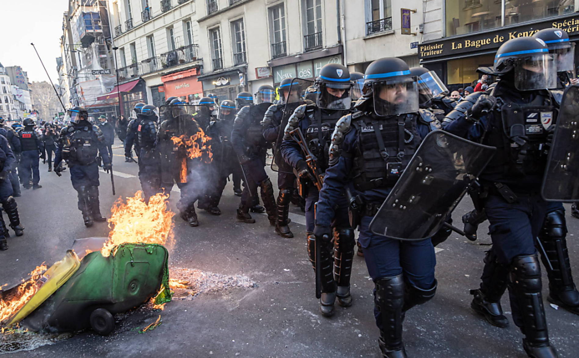 Manifestation à Paris: un homme émasculé après un coup de matraque