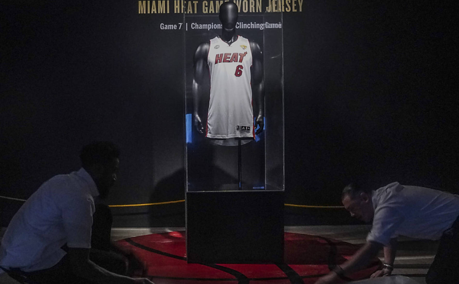 3,7 millions de dollars pour un maillot de LeBron James