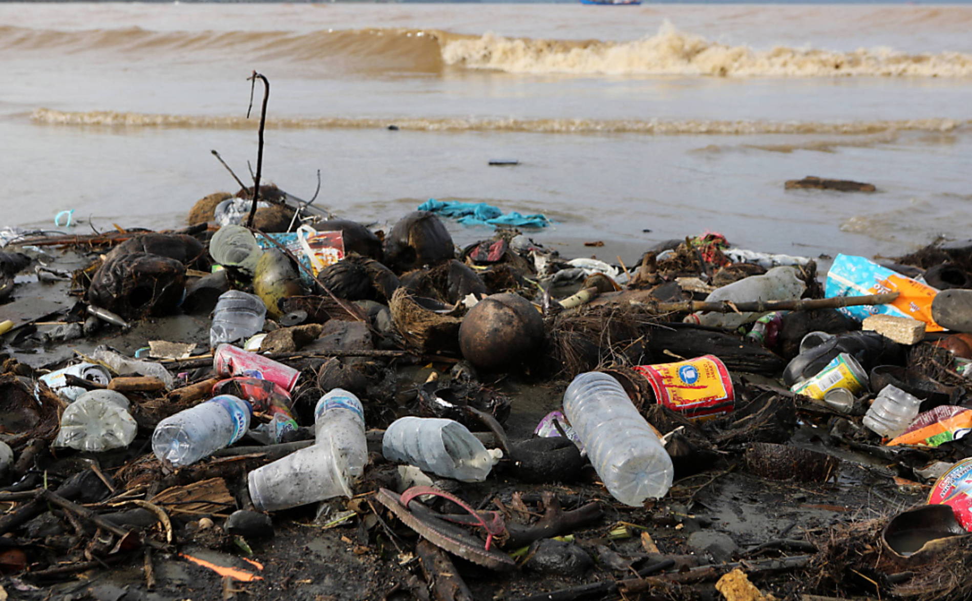 Une « première version » du futur traité sur la pollution plastique rédigée d'ici novembre