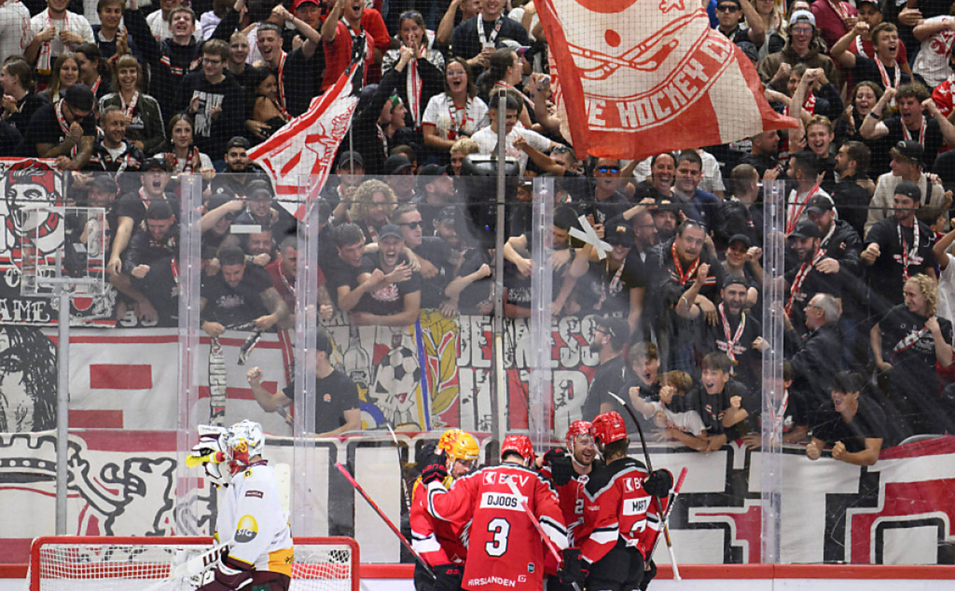 Lausanne gifle le champion, Fribourg rebondit