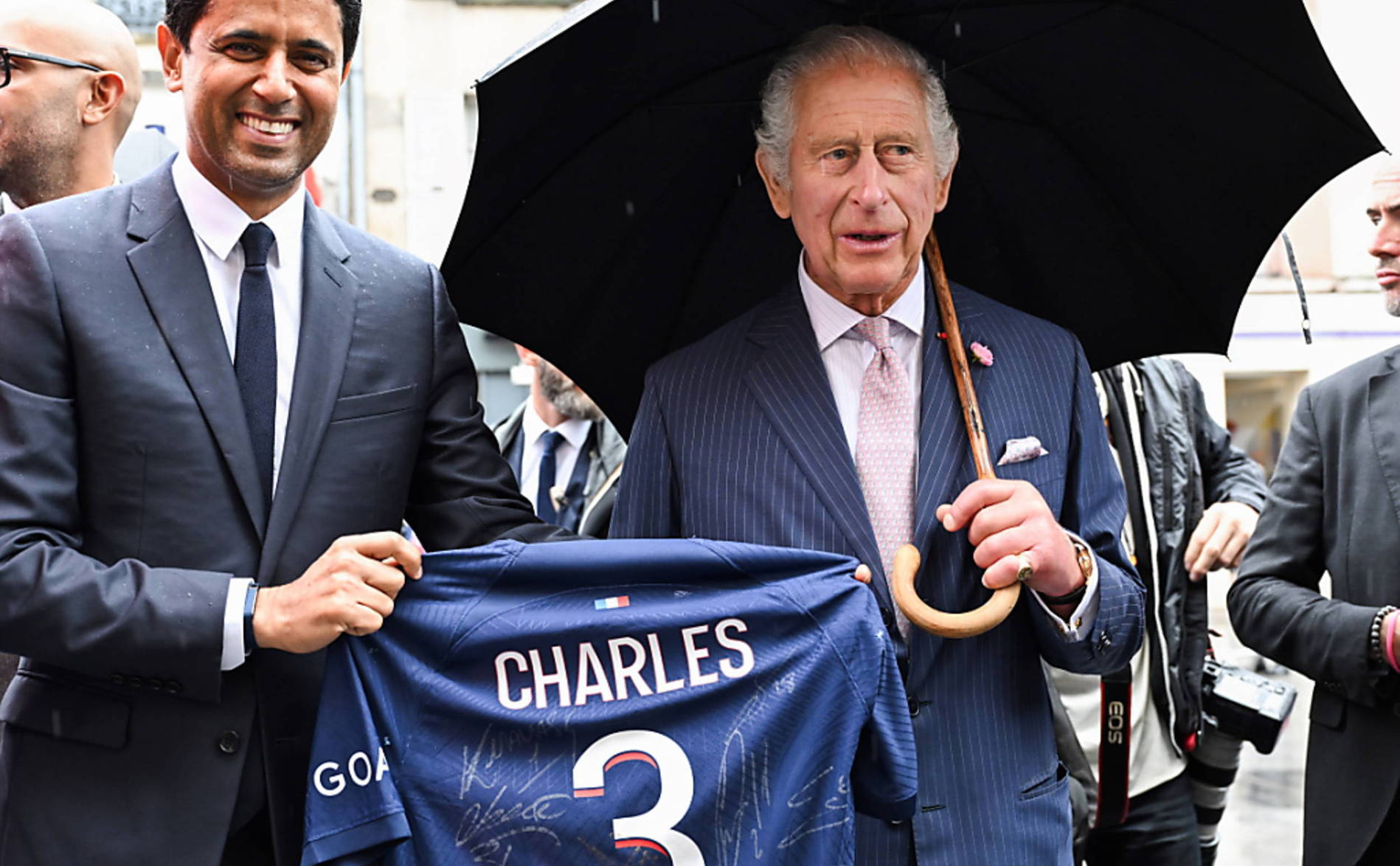 À Saint-Denis, Charles III rencontre le patron du PSG
