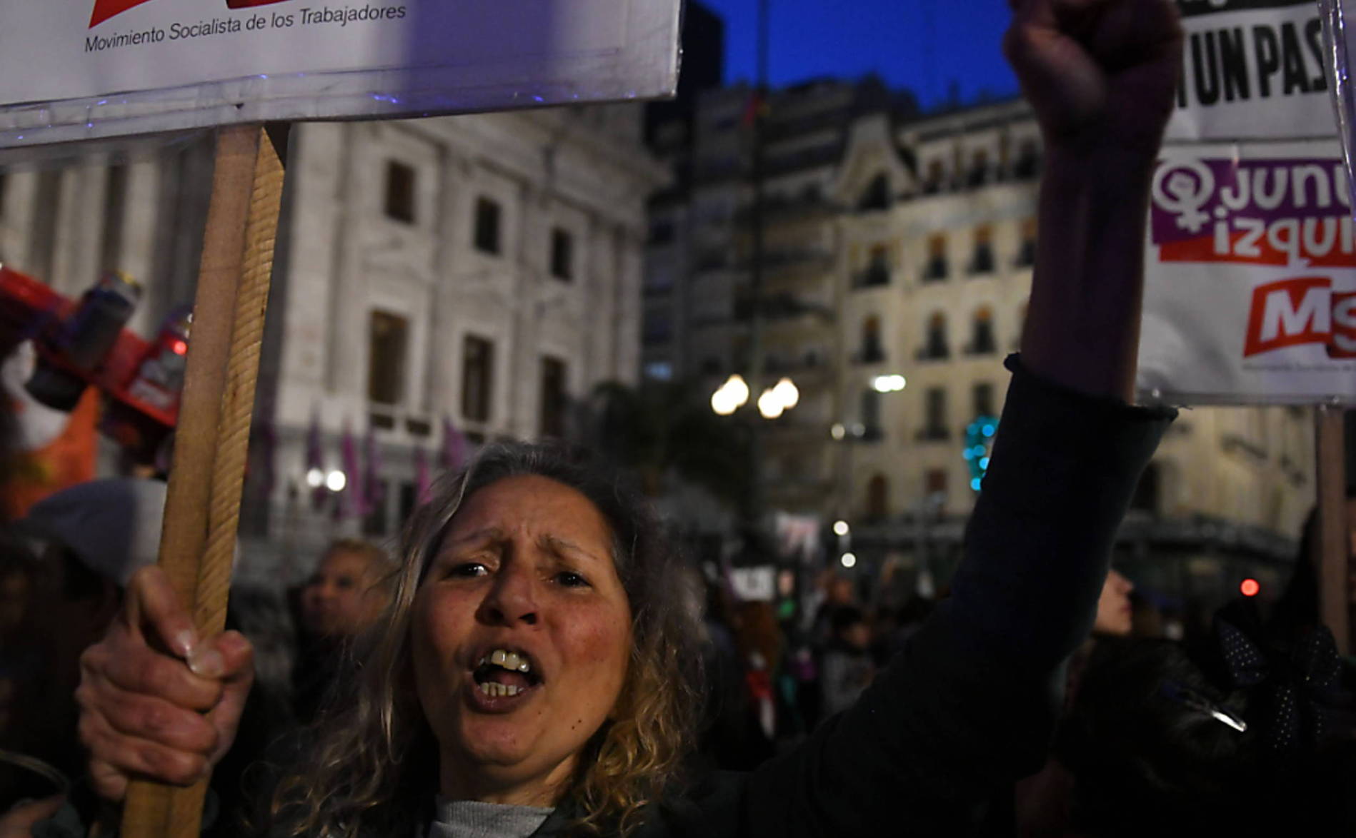 Les femmes dans la rue, le candidat anti-avortement dans le viseur