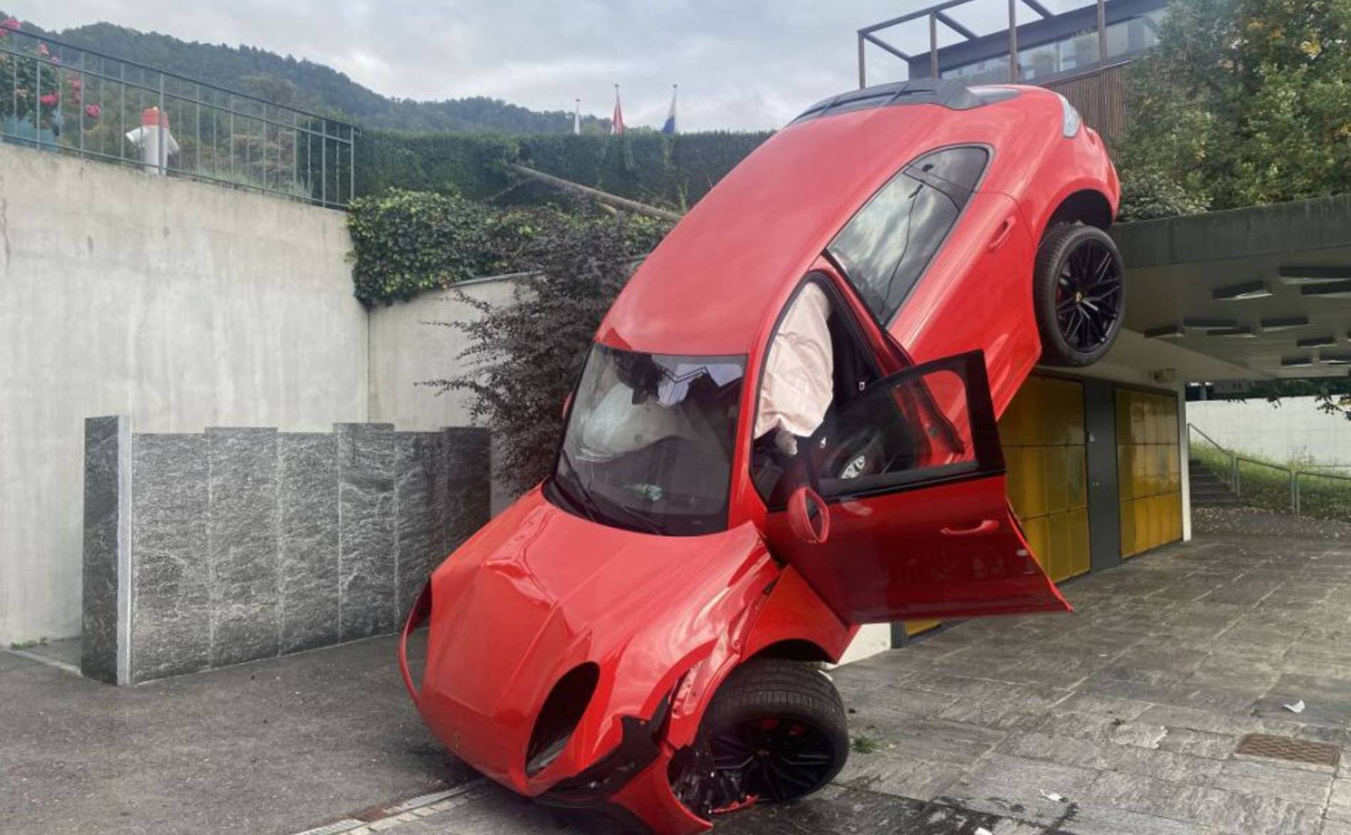 Une voiture finit au cimetière à Walchwil ZG