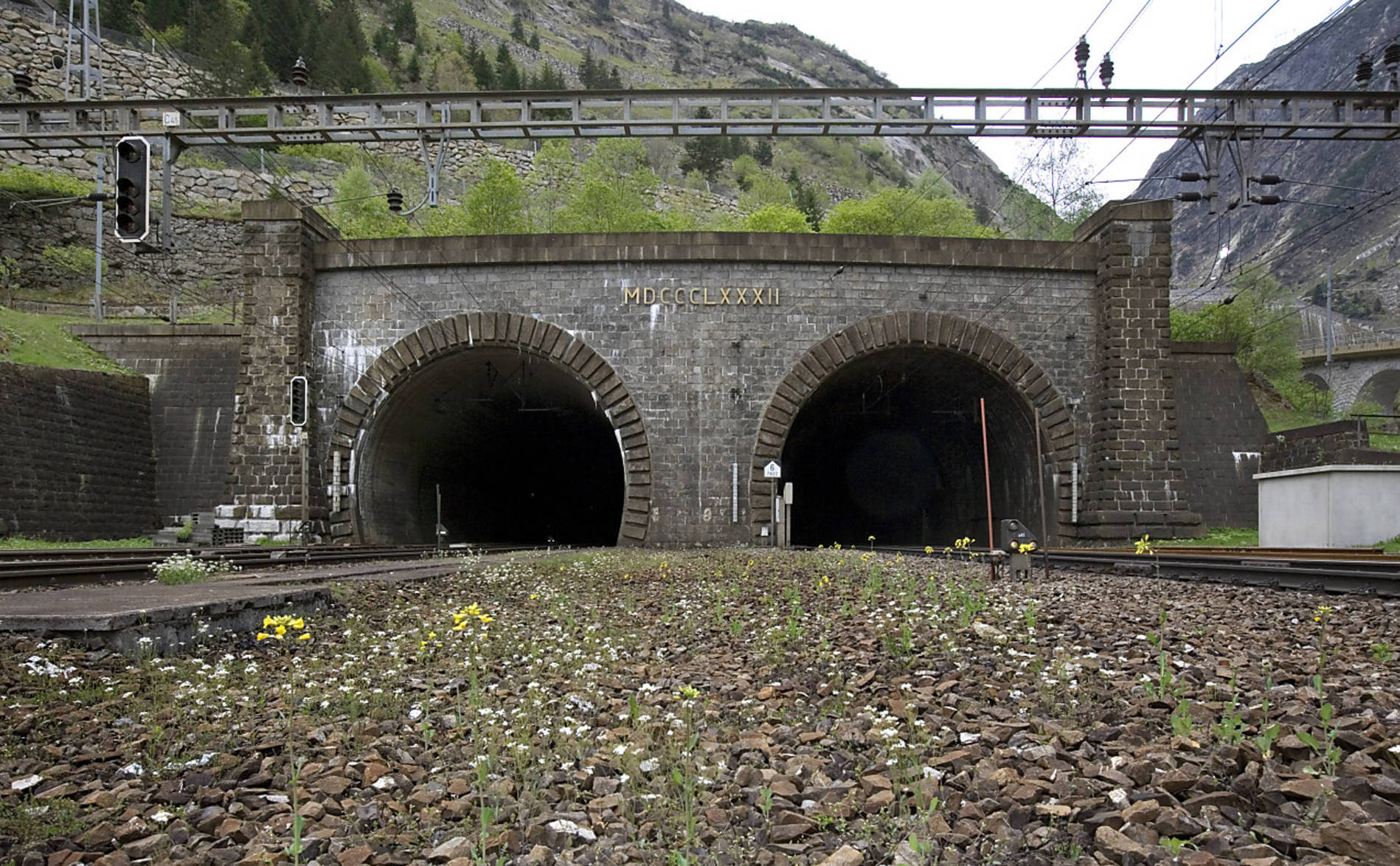 Locomotive en feu dans l'ancien tunnel du Gothard