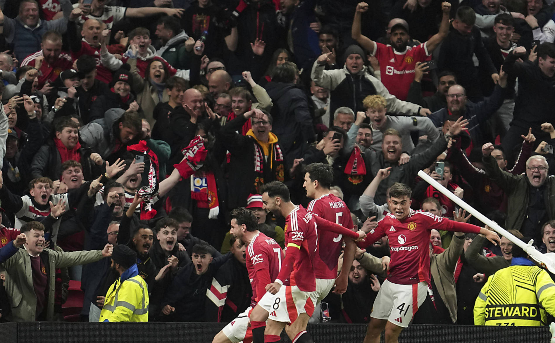 Manchester United en demi-finales en battant des Lyonnais héroïques