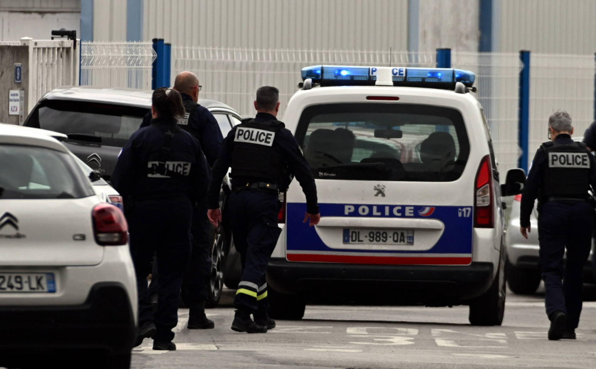 Une lycéenne tuée et trois blessés dans une attaque au couteau