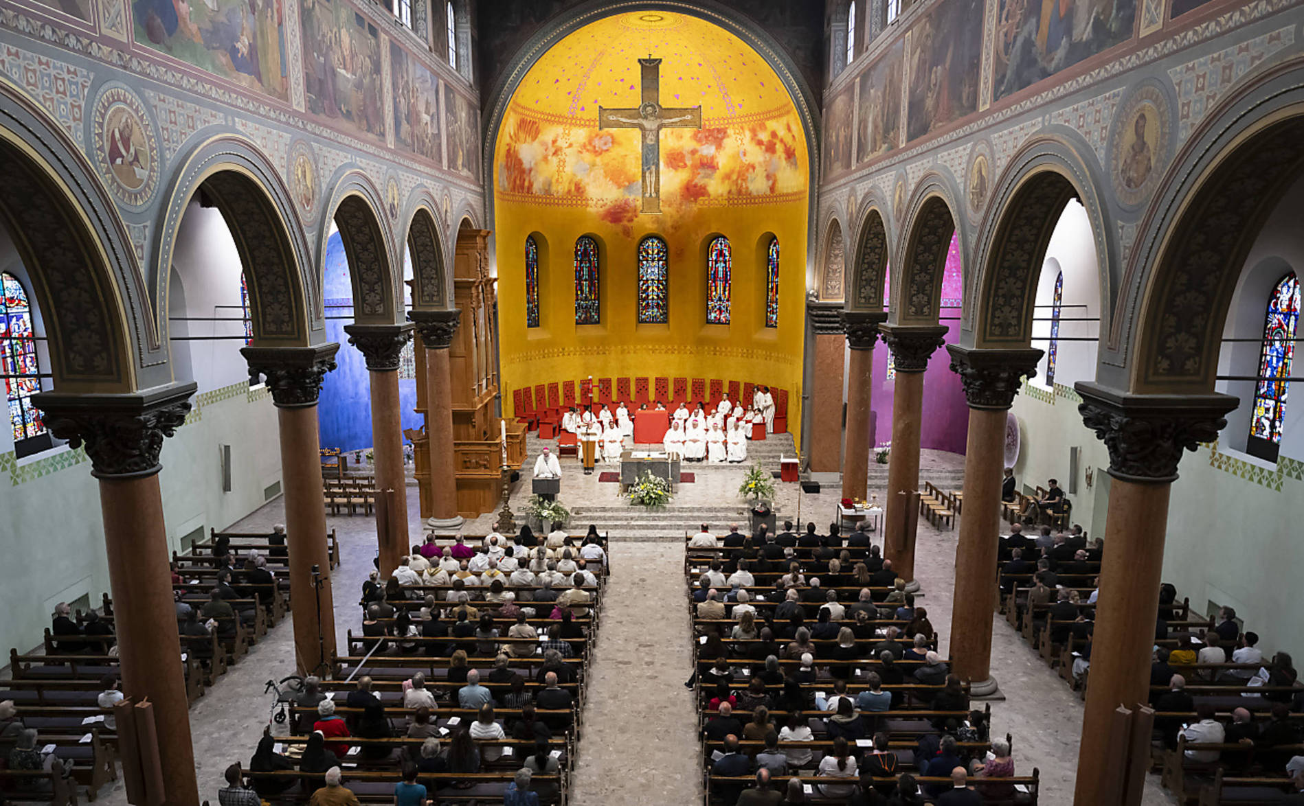Les fidèles se souviennent du défunt pape François à Berne