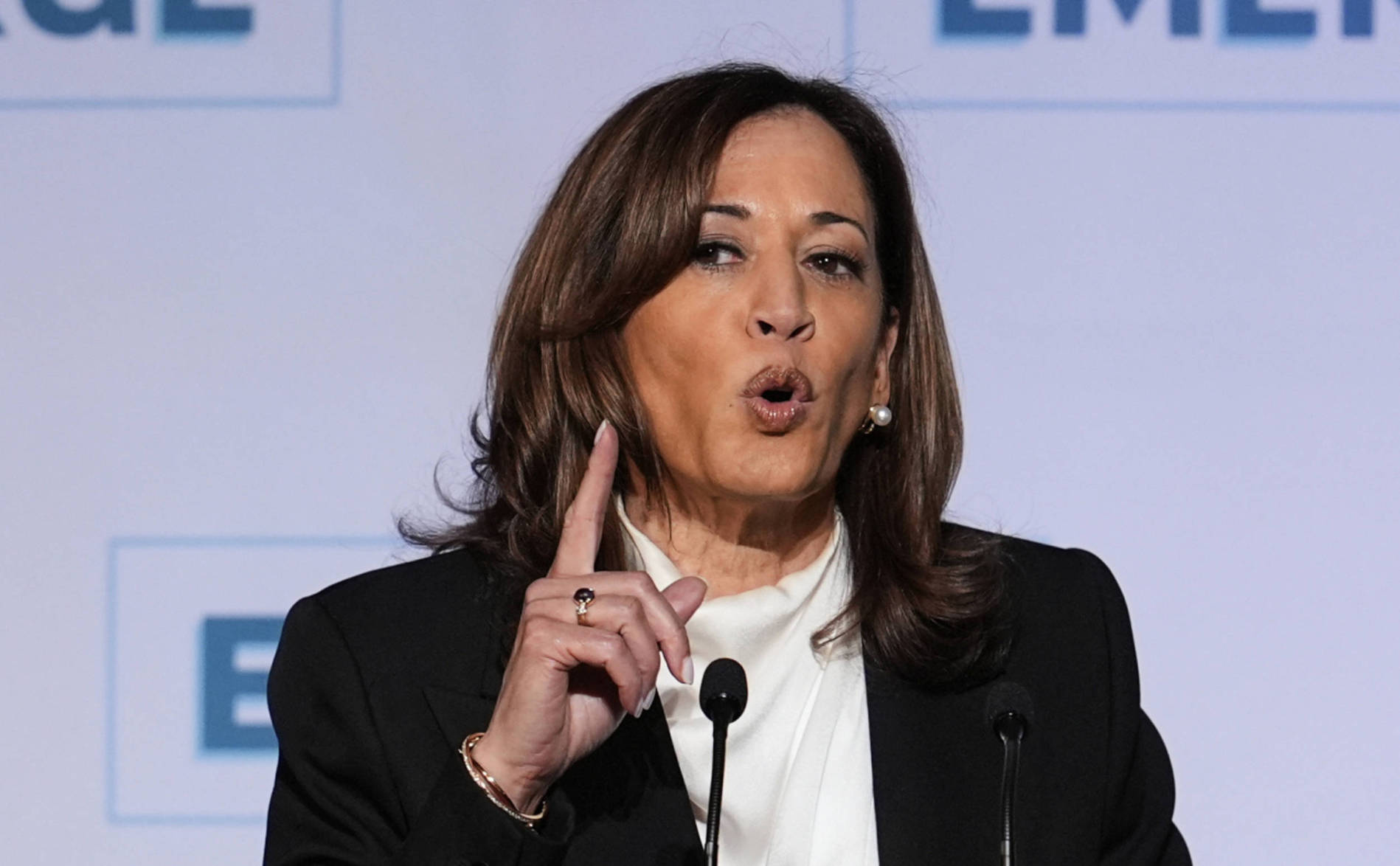 Kamala Harris dénonce le début de mandat « égoïste » de Donald Trump