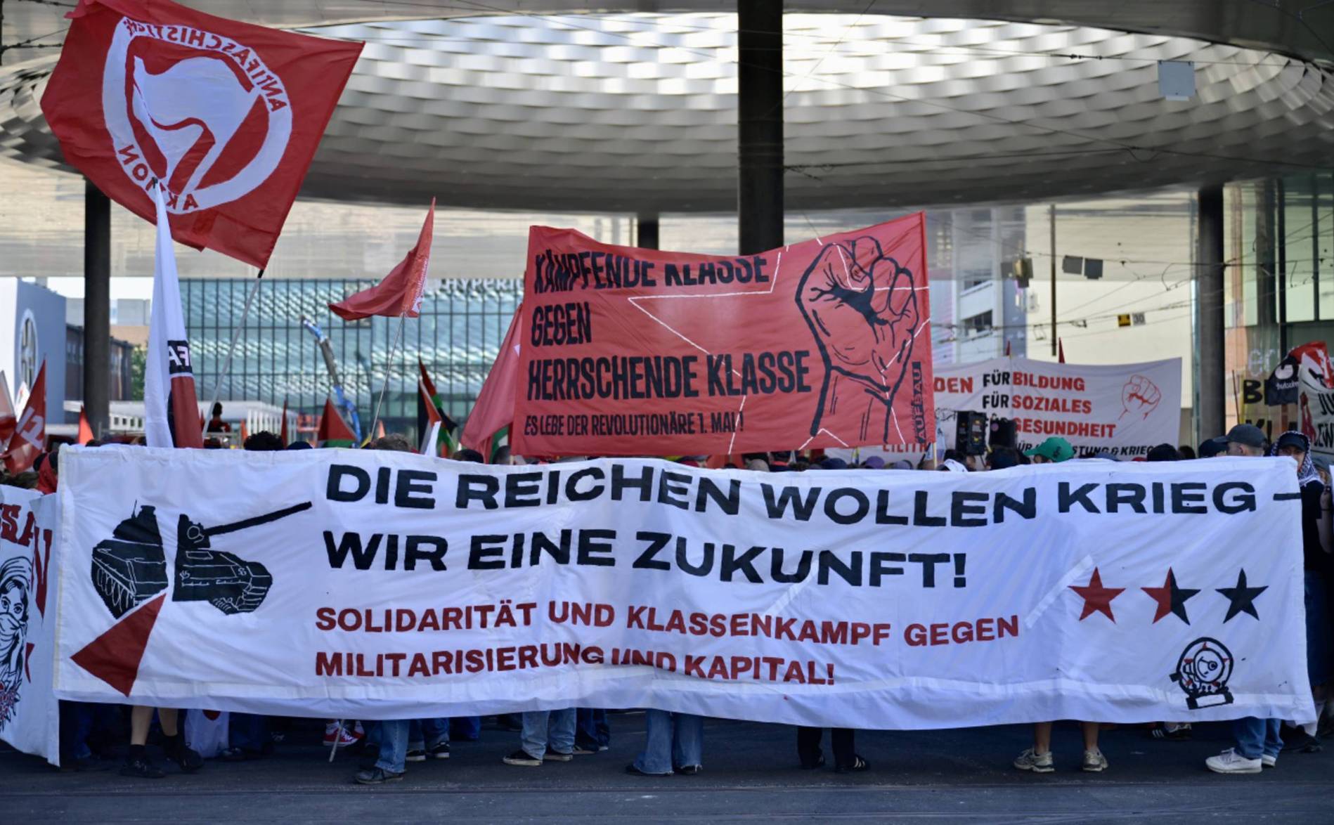 Près de 3000 manifestants pour la Fête du travail à Bâle