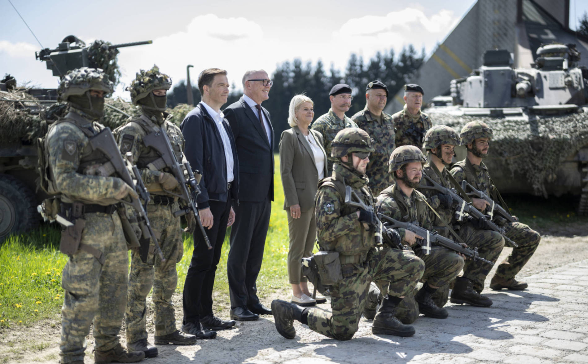 Martin Pfister rend visite aux soldats suisses en Autriche