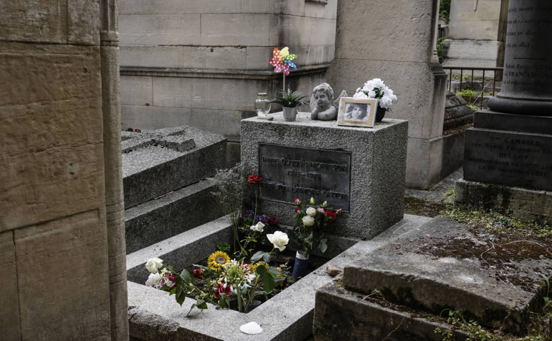 Plus de 30 ans après, le buste de la tombe de Jim Morrison retrouvé