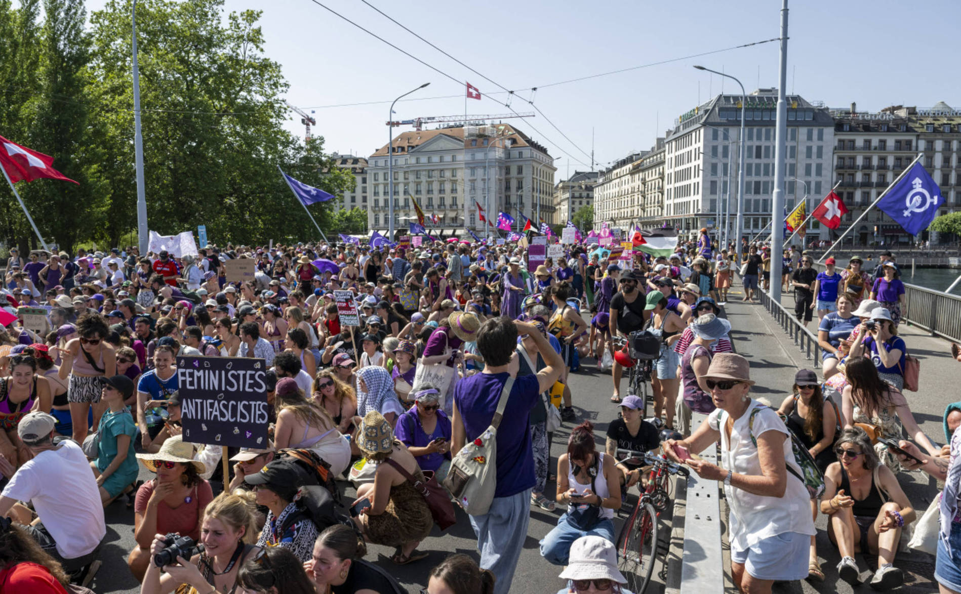 Des milliers de femmes défilent dans les rues de Suisse romande