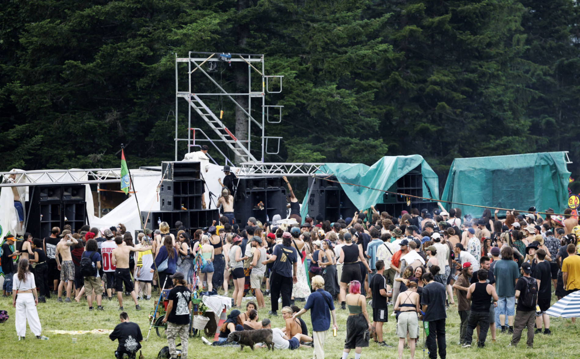 Rave-party illégale en cours avec 2000 personnes à Malleray (BE)