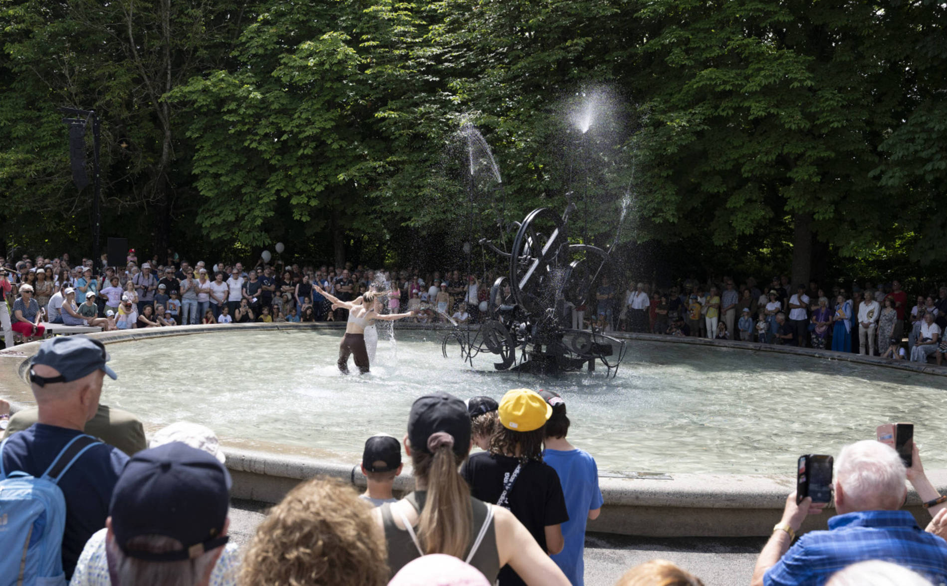Parade à Fribourg pour les 100 ans de la naissance de Jean Tinguely