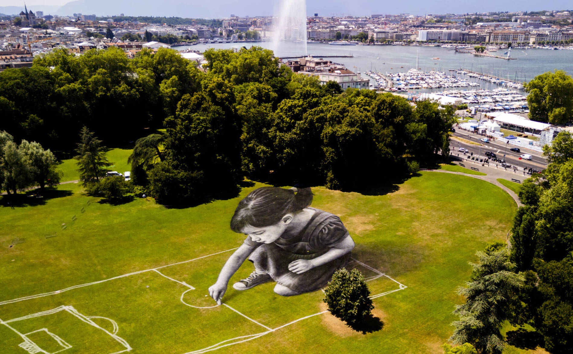L'artiste Saype rend homme au football féminin au parc La Grange