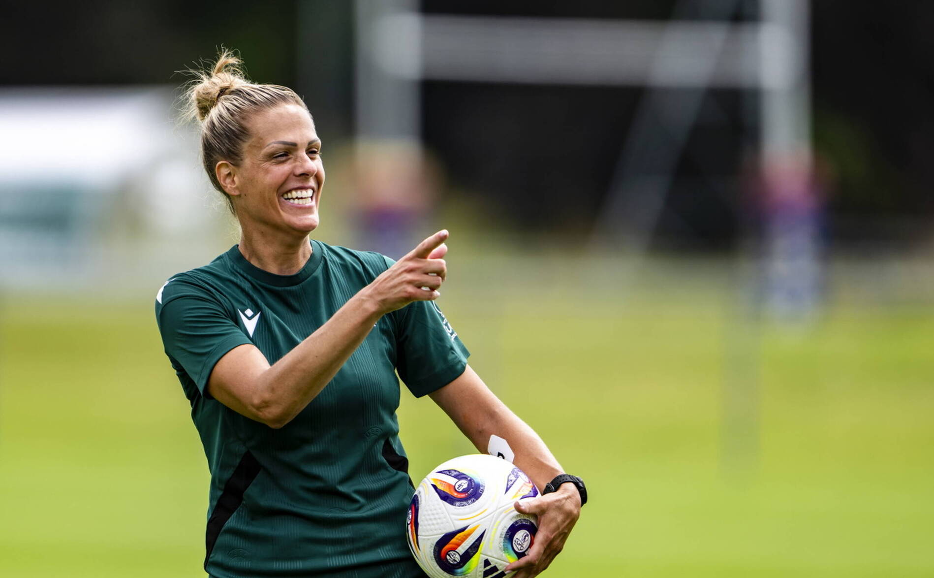 « Sois forte »: la devise de l'arbitre suisse Désirée Grundbacher