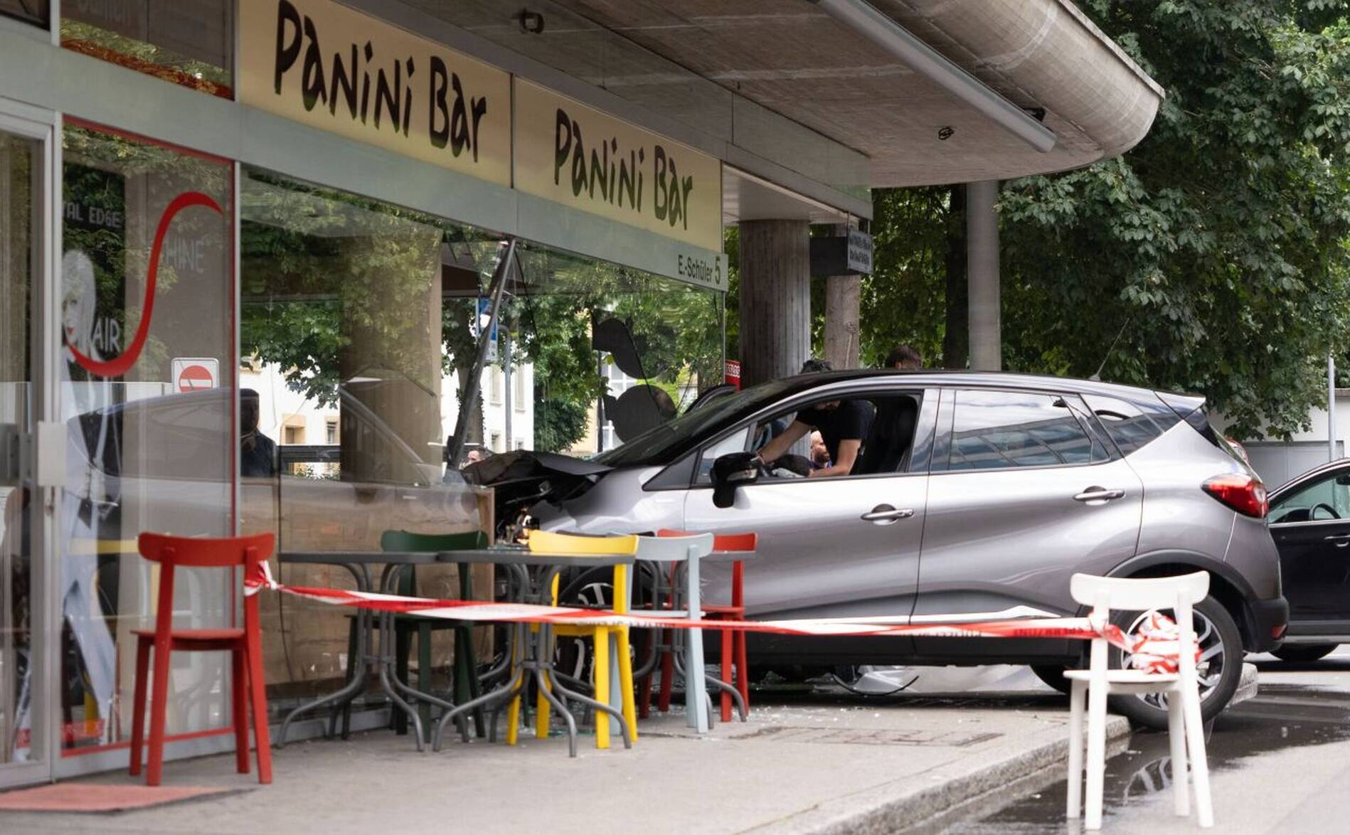 Une voiture finit dans un bar à Bienne, plusieurs blessés