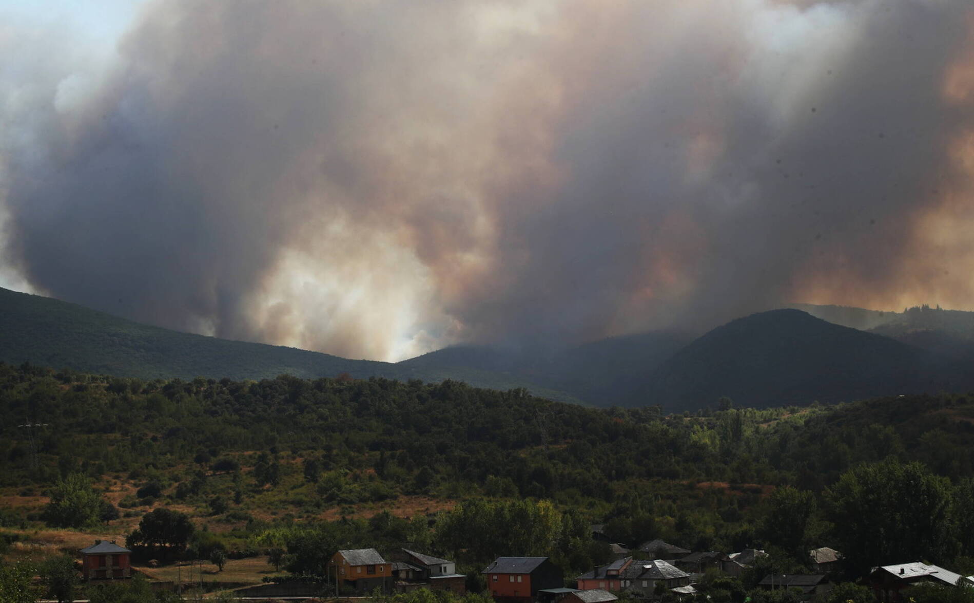 Espagne: incendie toujours actif dans un site classé à l'Unesco