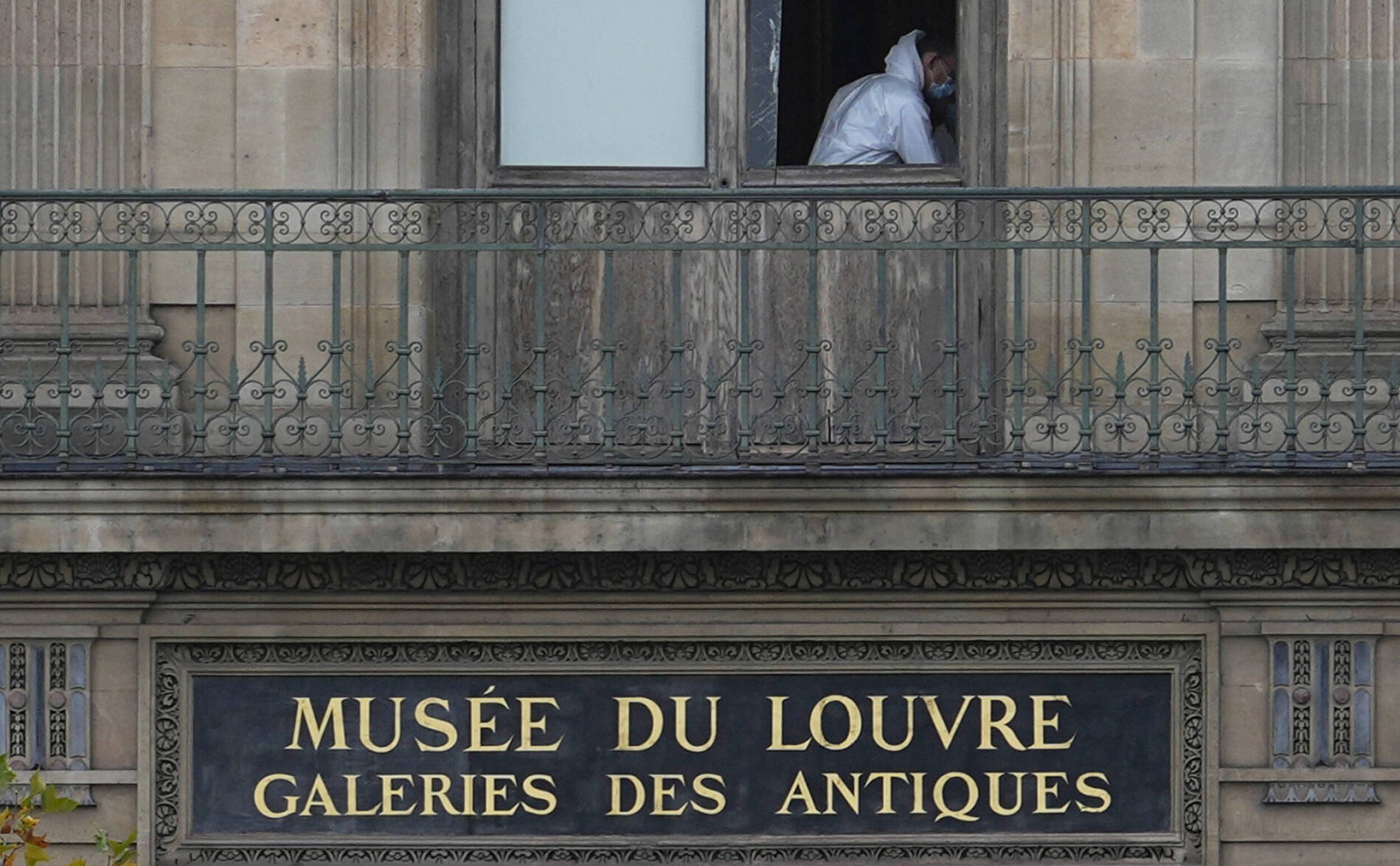 La direction du Louvre défend la qualité des vitrines fracturées