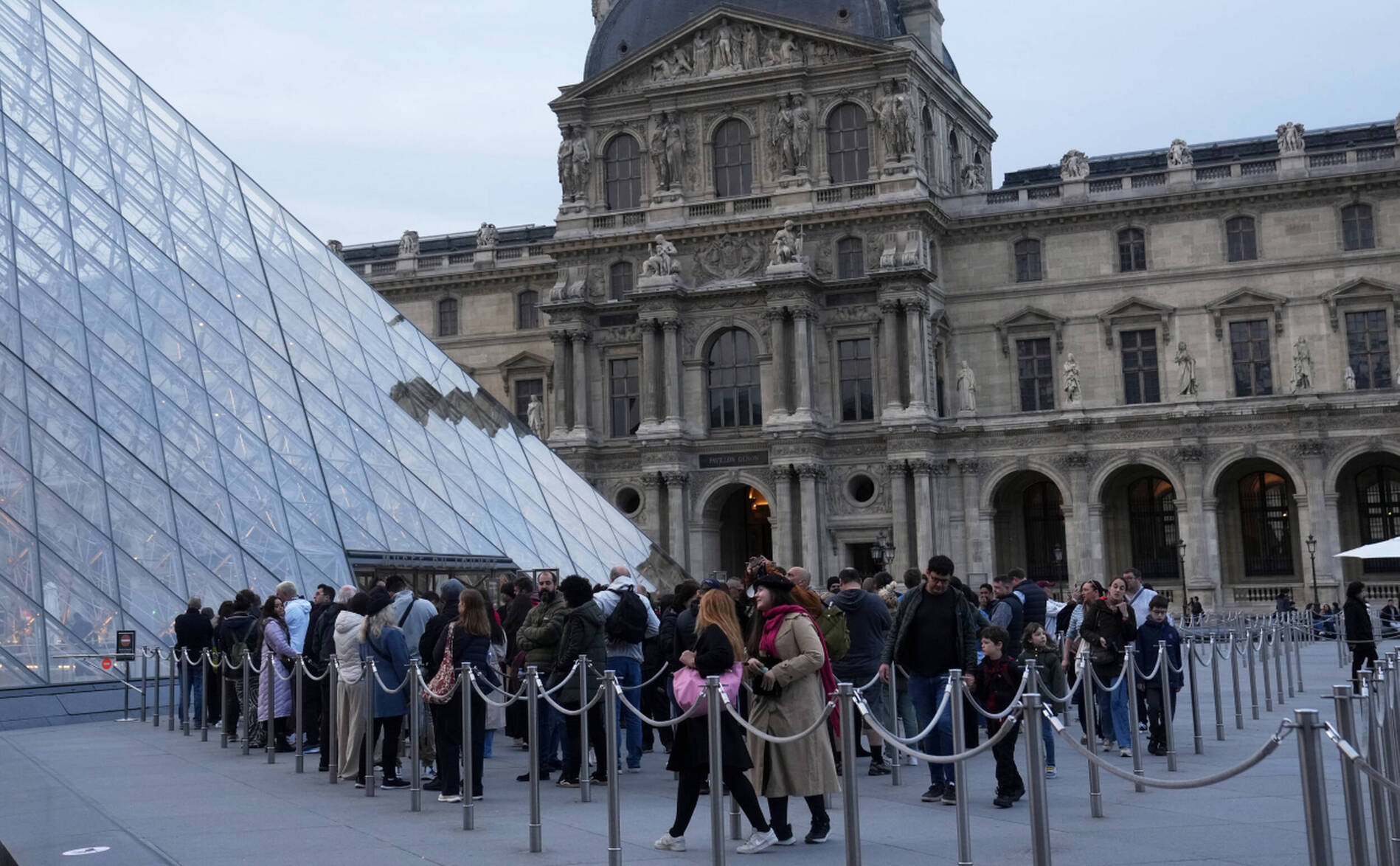 Le Louvre a rouvert mercredi, trois jours après le vol des bijoux