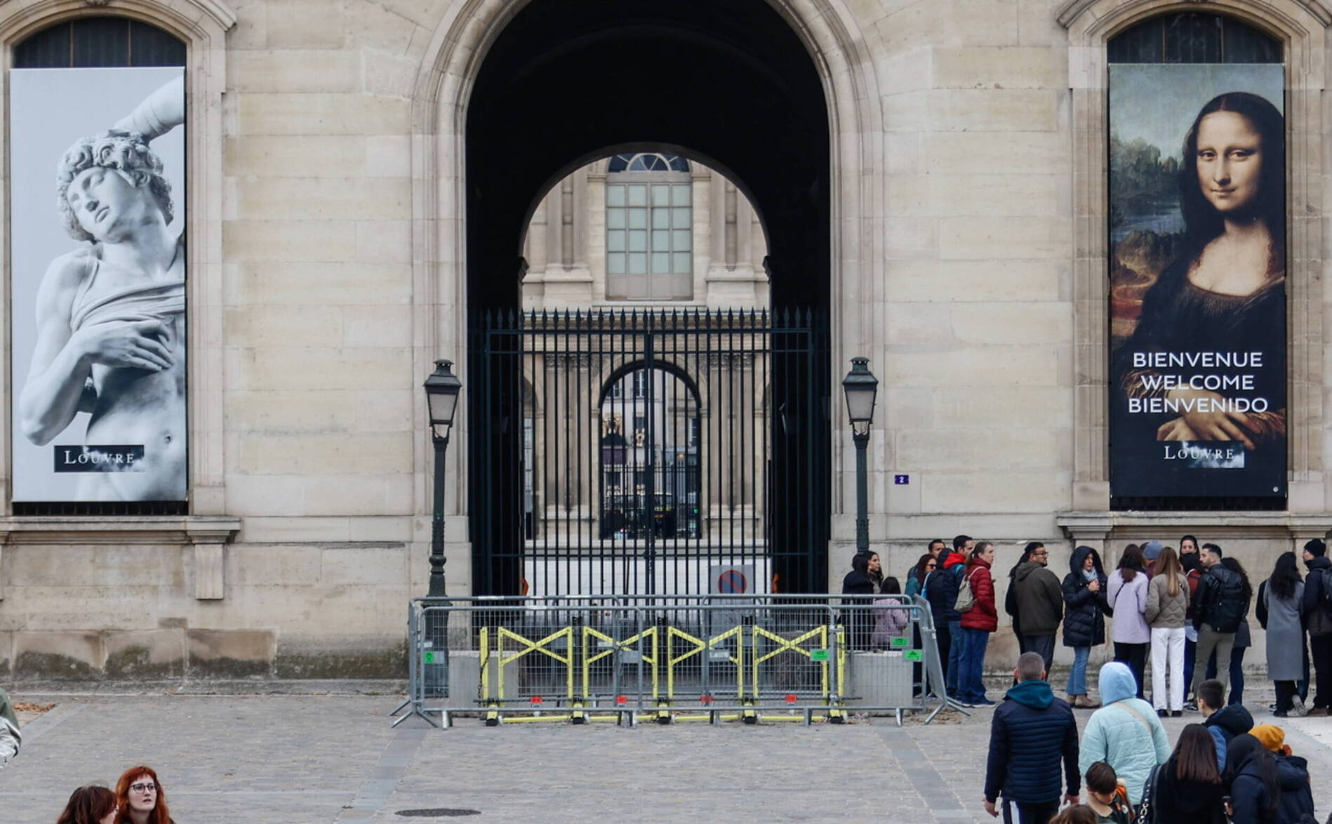 Vol de bijoux au Louvre: deux hommes en garde à vue